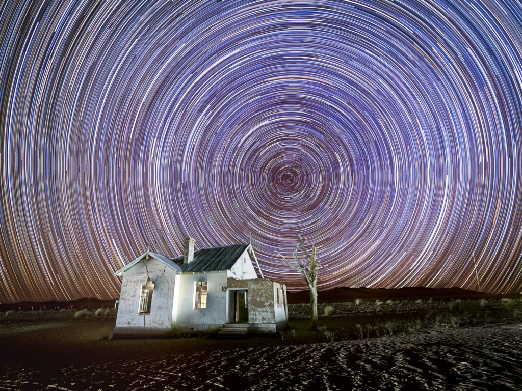 Ökenlandskap, stjärnhimlar och spännande djurliv - Namibia. Fotoresa med Wild Nature fotoresor. Foto: Henrik Karlsson
Oryx, Quiver tree, Milky Way, star trail, star photography, vintergatan, photo tour