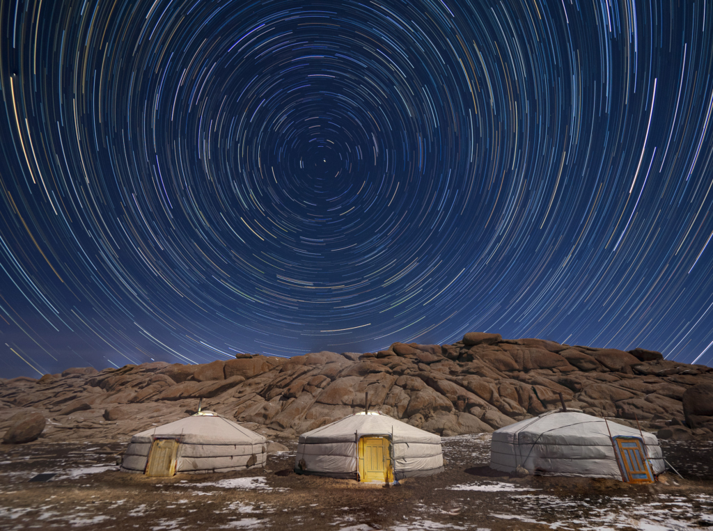 Expedition vilda hästar och vilda katter, Mongoliet. Fotoresa med Wild Nature fotoresor. Foto Henrik Karlsson
snöleopard, snow leopard, Pallaskatt, Pallas cat, Przewalskis häst, Przewalskis horse, wolf, varg, Mongolia, Photo tour, star trail